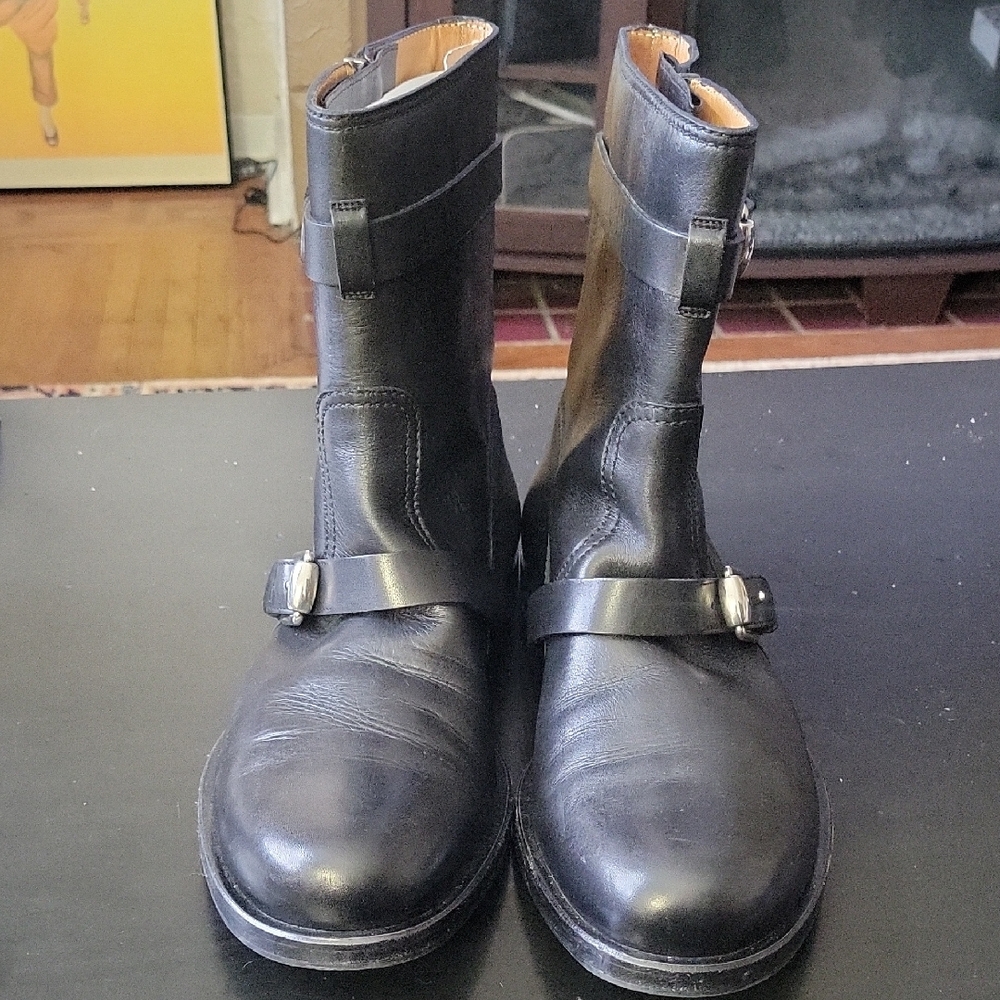 Gucci Black Mid-Calf Leather Boots with Buckle